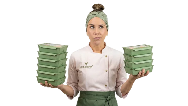 Chef Gabi Paludo pensativa comparando duas embalagens de marmita