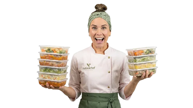 Chef Gabi Paludo sorrindo segurando pilhas de marmitas congeladas